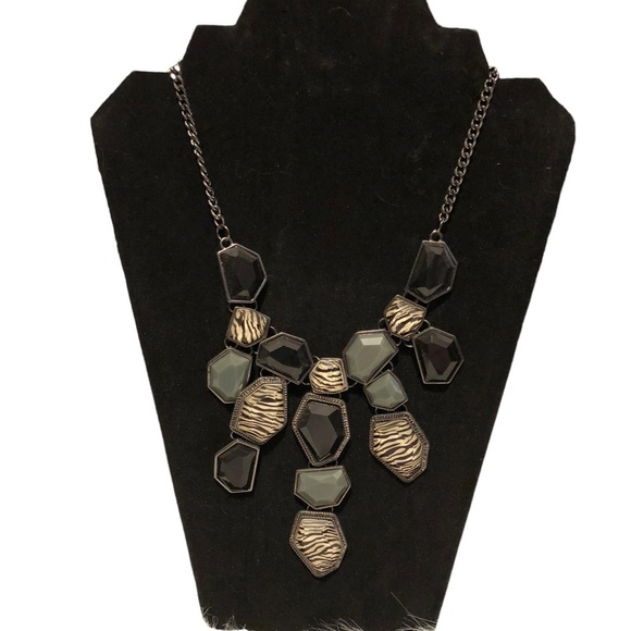 Bib Statement Necklace - Picture 2 of 2